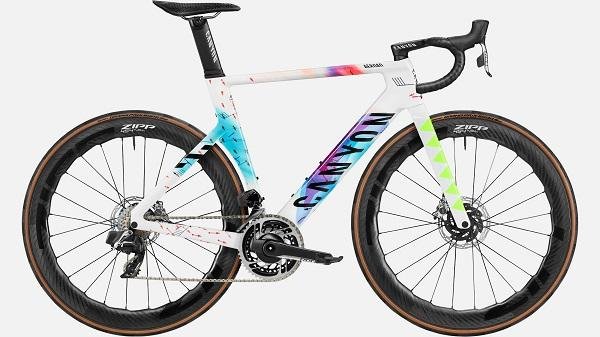 Mountain Aeroad CFR eTap Bikes compress